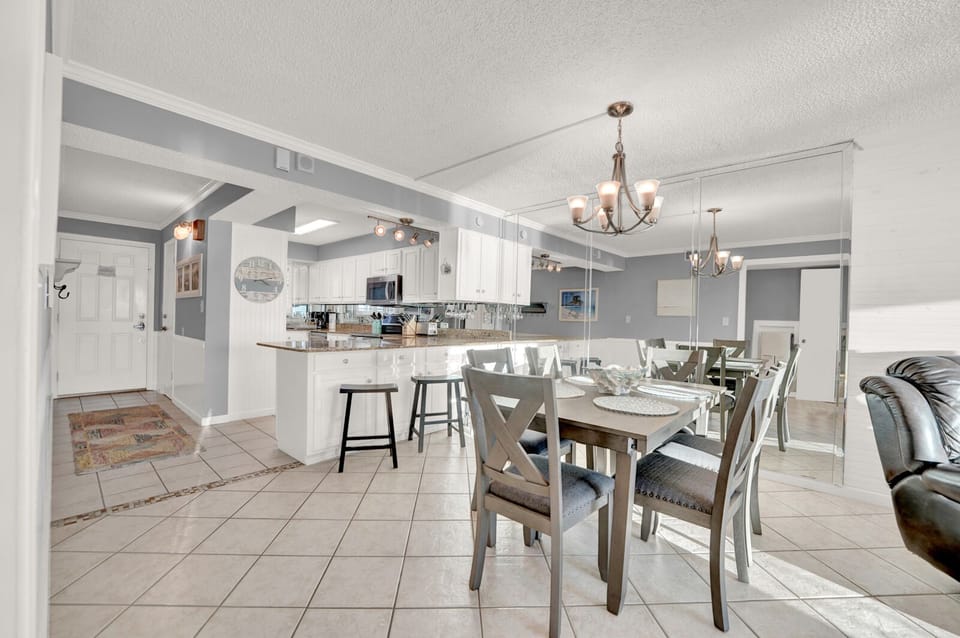 Dining/Bar area