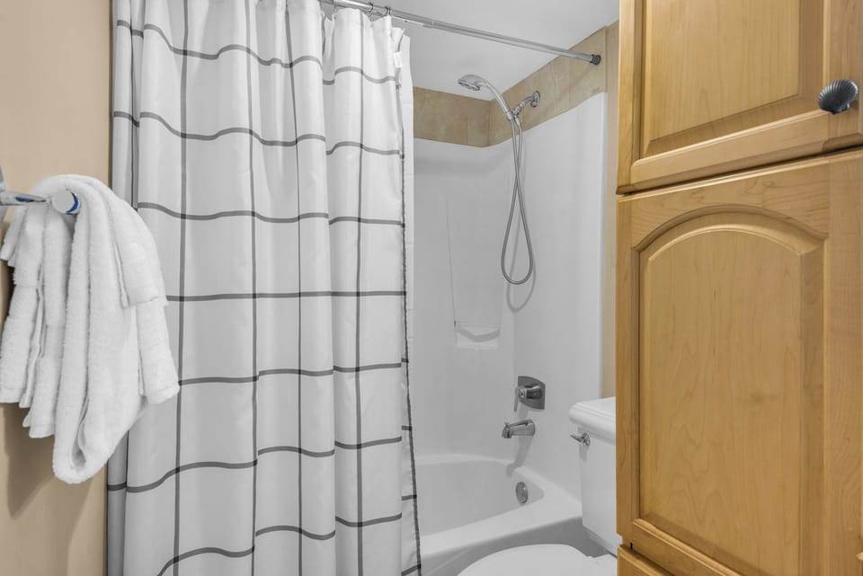 Ensuite bathroom with shower/tub combo