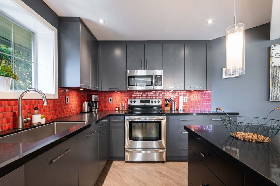 Full kitchen: Stainless steel appliances