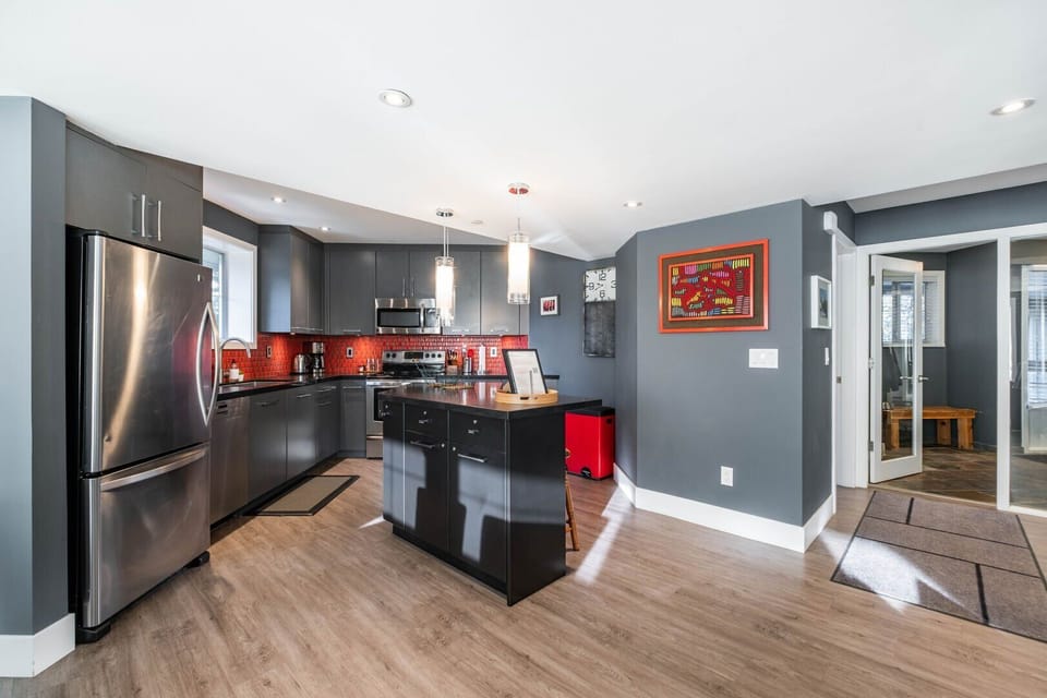 Full kitchen: Stainless steel appliances