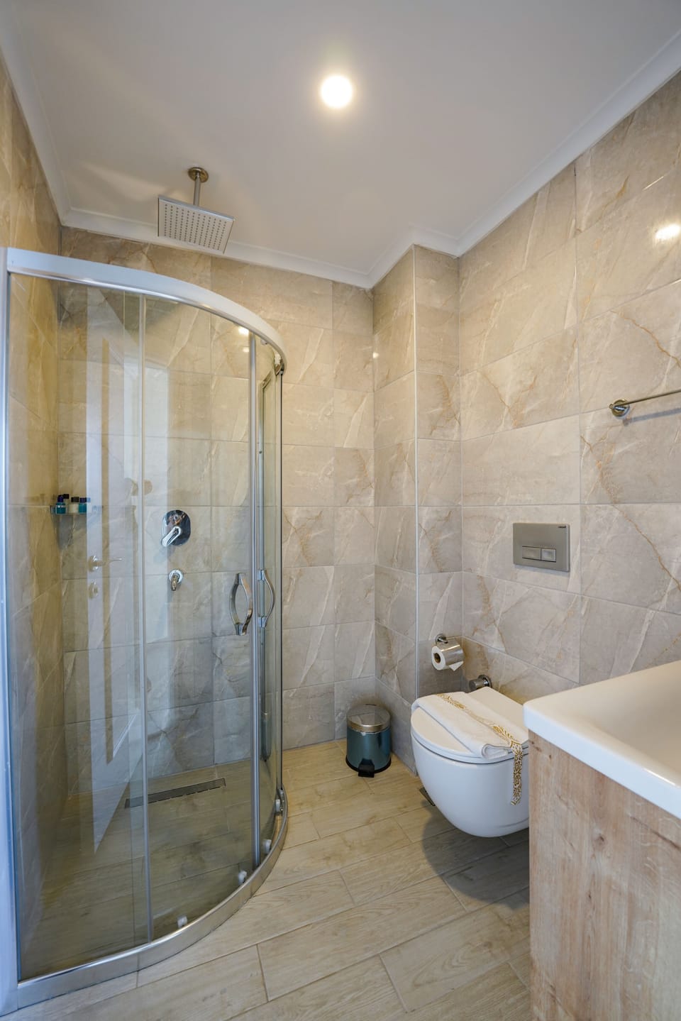 Standard Room | Bathroom | Shower, hair dryer, slippers, towels