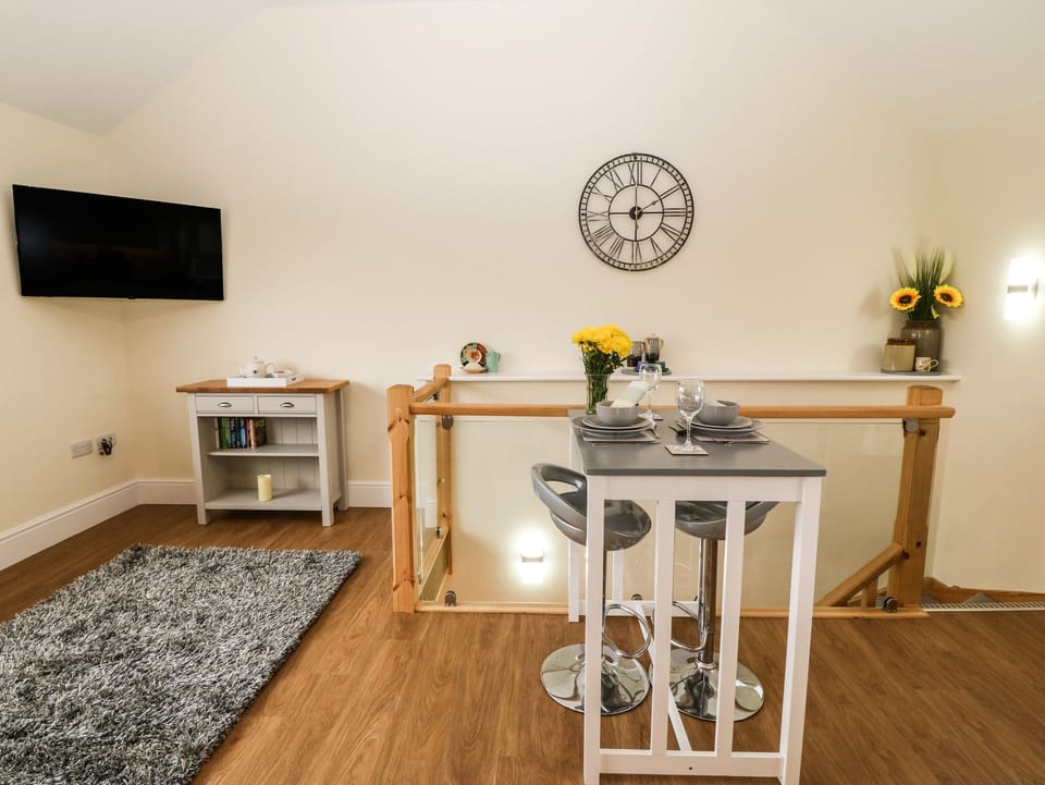 Cottage | Dining