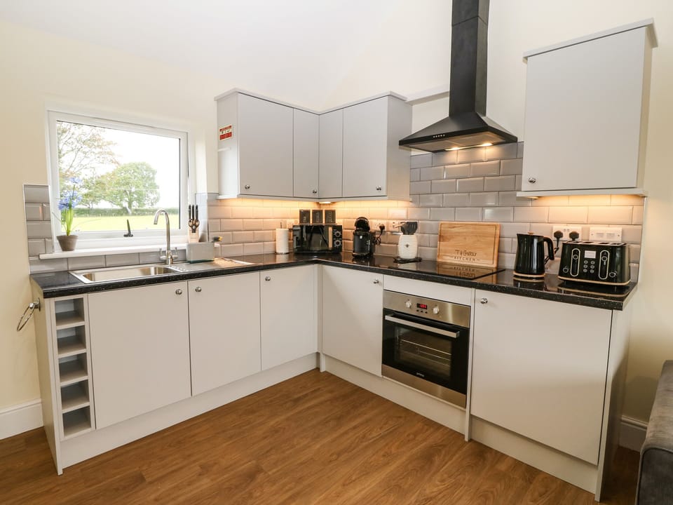 Cottage | Private kitchen | Fridge, microwave, cookware/dishes/utensils