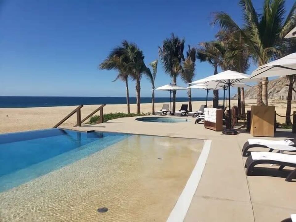 Pool & jacuzzi on the beach with full service