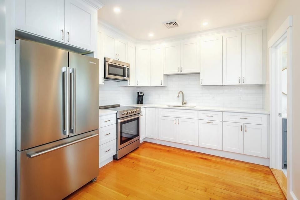 Surfhouse Suite | Private kitchen | Mini-fridge, microwave, coffee/tea maker