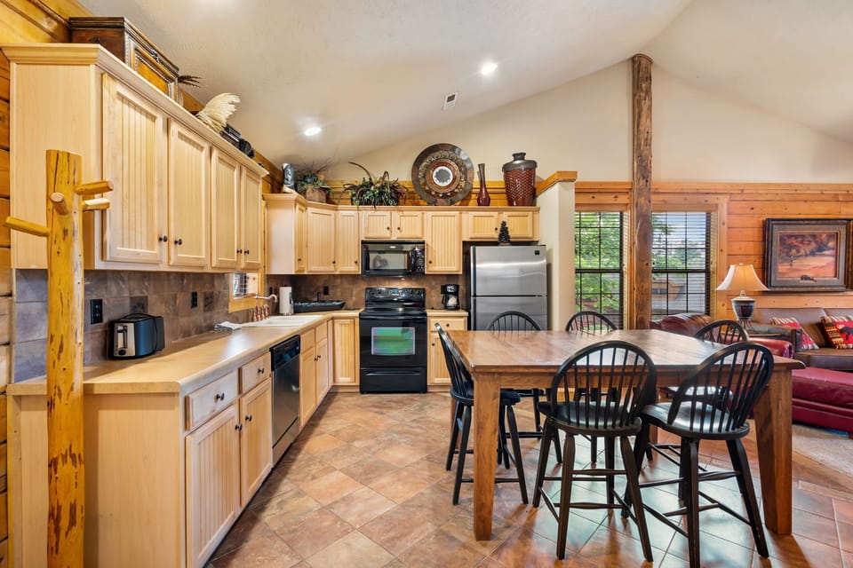 Full Kitchen with Dining Table for 6