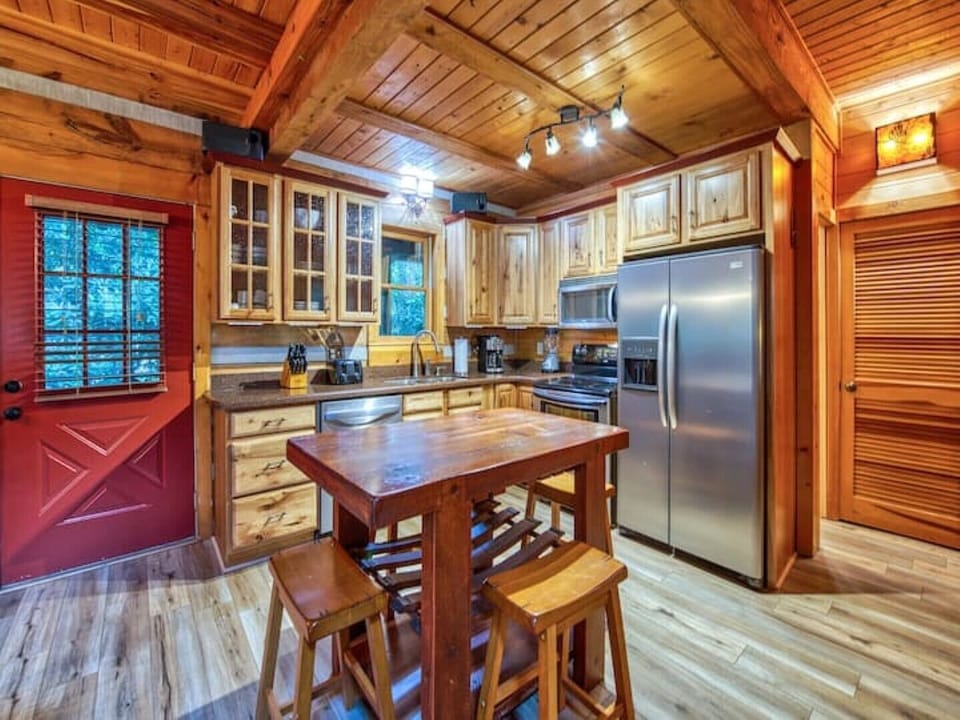 Modern Kitchen with stainless steel oven, dishwasher and refrigerator!