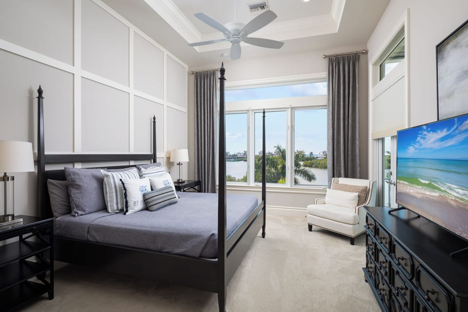 VIP Suite w/ King Bed, Smart TV, Water Views, Ensuite Bath - 3rd Level
