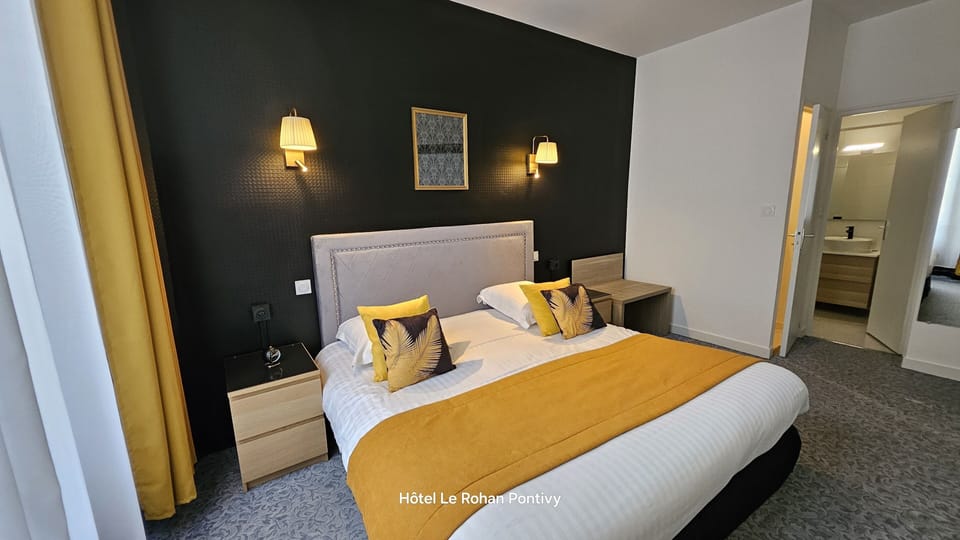Junior Suite | In-room safe, individually decorated, individually furnished, desk