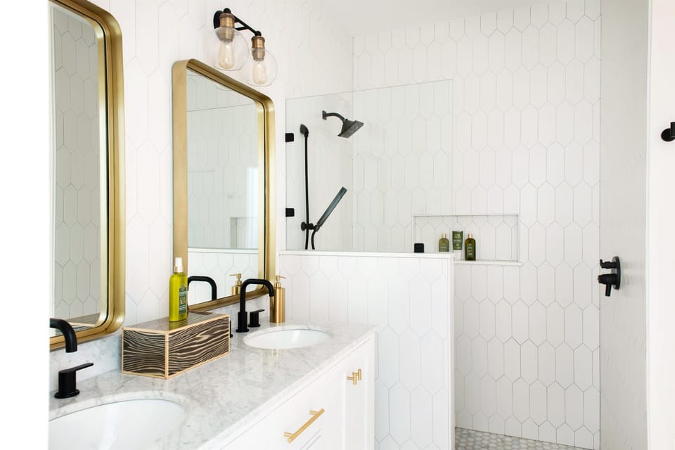 Spa feel with luxury bath products provided
