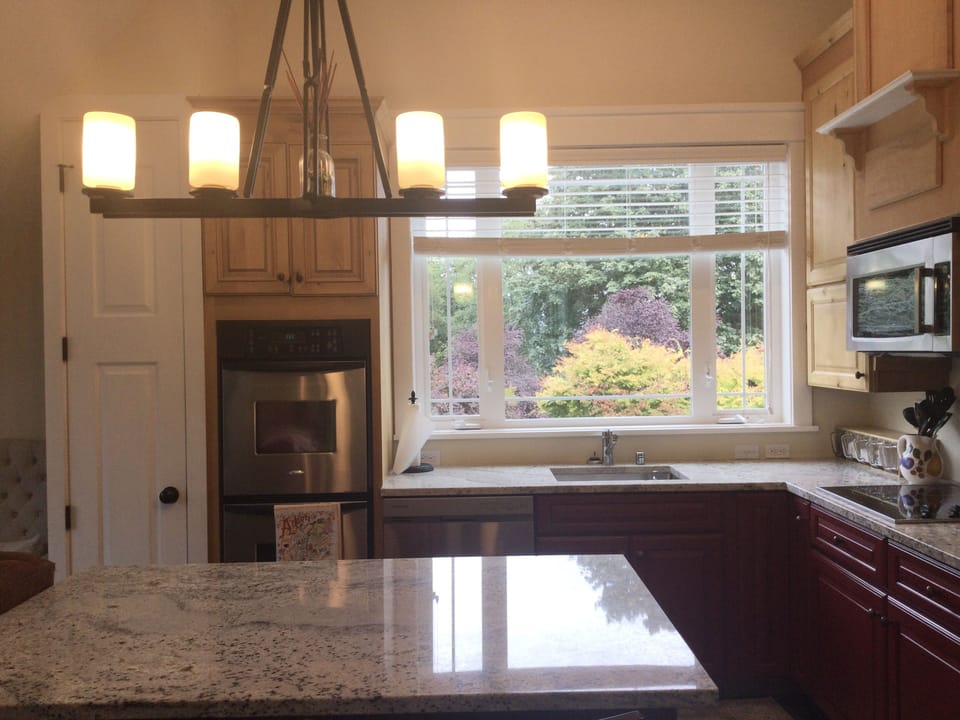 Carriage house kitchen equipped with
double oven, dishwasher and refrigerator