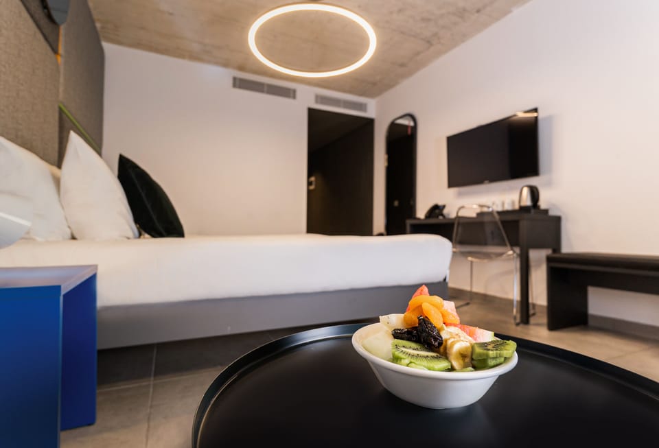 Comfort Room | Hypo-allergenic bedding, minibar, in-room safe, desk