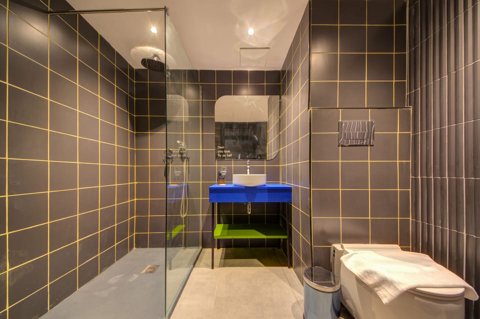 Deluxe Double or Twin Room | Bathroom | Shower, towels
