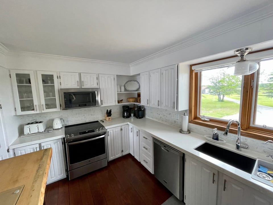 Large open style kitchen with Island and dining room table!