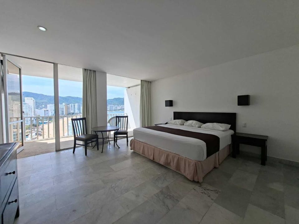 Standard Room, 1 King Bed, Bay View | 1 bedroom, individually decorated, individually furnished, free WiFi