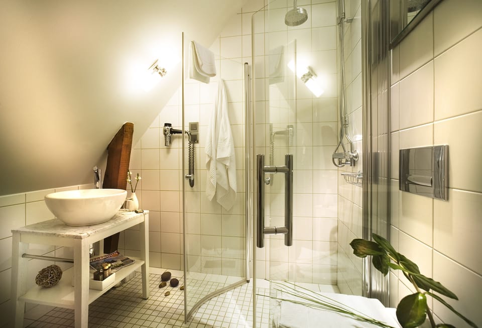 Standard Room, 1 Queen Bed | Bathroom | Hair dryer, towels, soap, shampoo