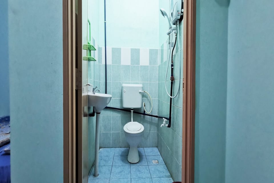 Junior Room, 2 Bedrooms | Bathroom | Shower, free toiletries, towels