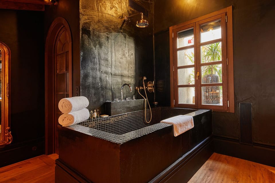 Suite | Bathroom | Combined shower/tub, deep soaking tub, rainfall showerhead