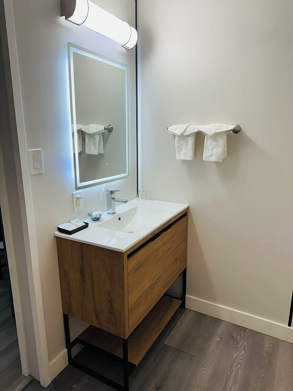 Deluxe Double Room | Desk, laptop workspace, bed sheets