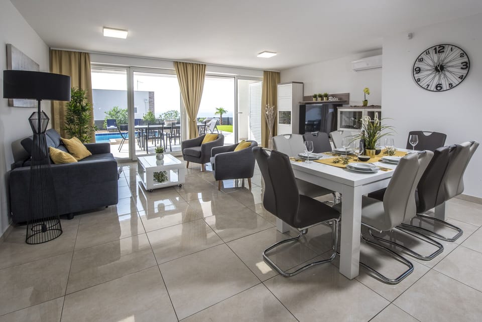 Deluxe Villa, 4 Bedrooms, Sea View | Private kitchen | Fridge, microwave, oven, stovetop