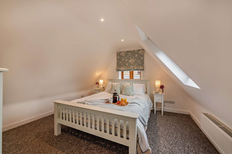 The Cottage at Robins Roost Bedroom - StayCotswold