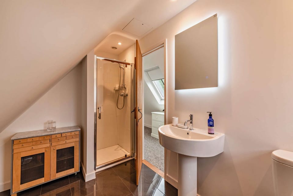 The Cottage at Robins Roost Bathroom - StayCotswold