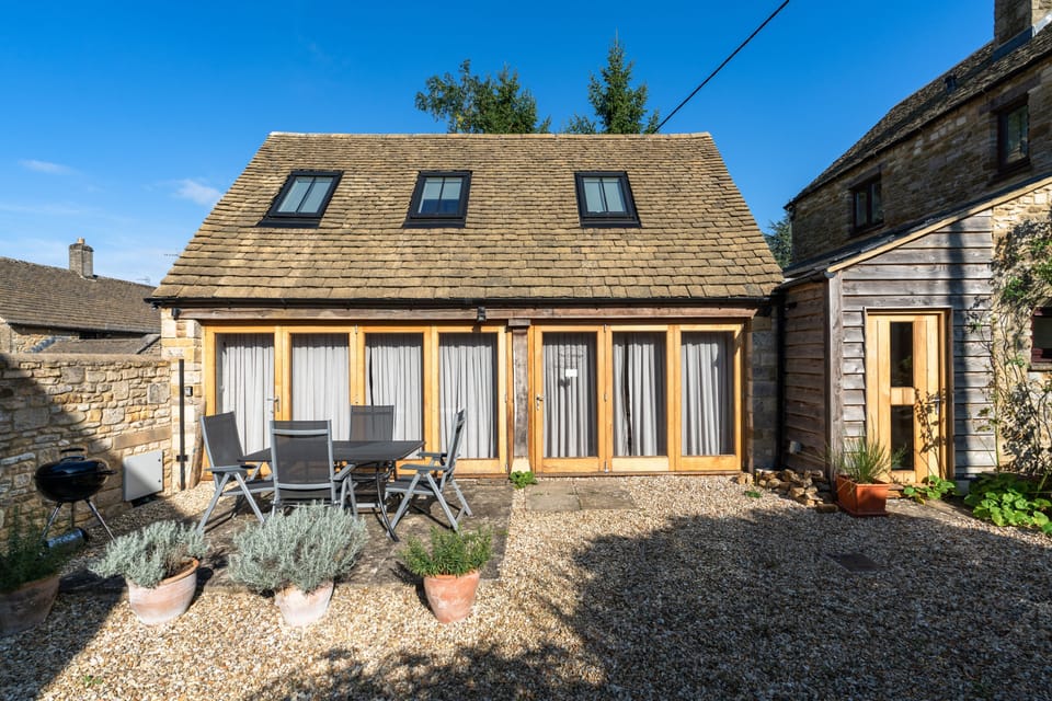 The Cottage at Robins Roost Garden - StayCotswold