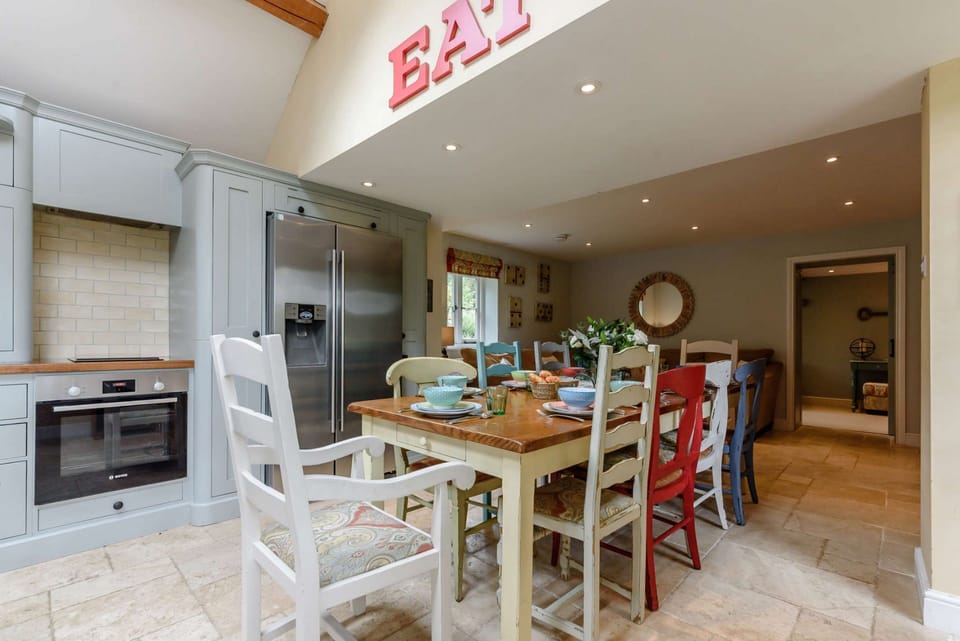 Laurel Tree Cottage Dining Room - StayCotswold