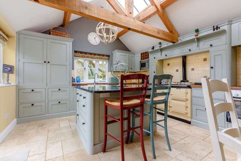 Laurel Tree Cottage Breakfast Bar - StayCotswold