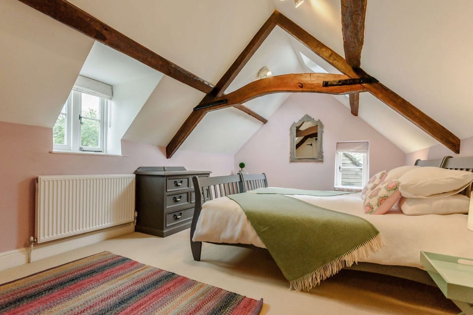 Laurel Tree Cottage Double Bedroom - StayCotswold