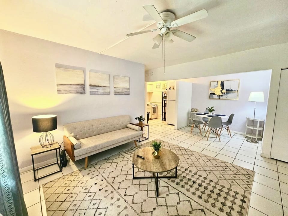 Spacious Living room with A/C and TV with ROKU: Netflix and Youtube