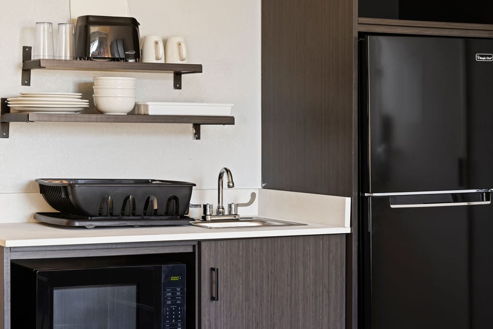 Coffee/tea maker, full-size fridge, microwave, toaster
