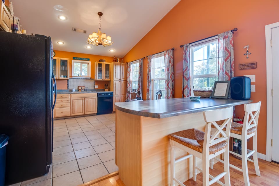 Kitchen | Cooking Basics & Spices | Bar Seating | Dining Nook