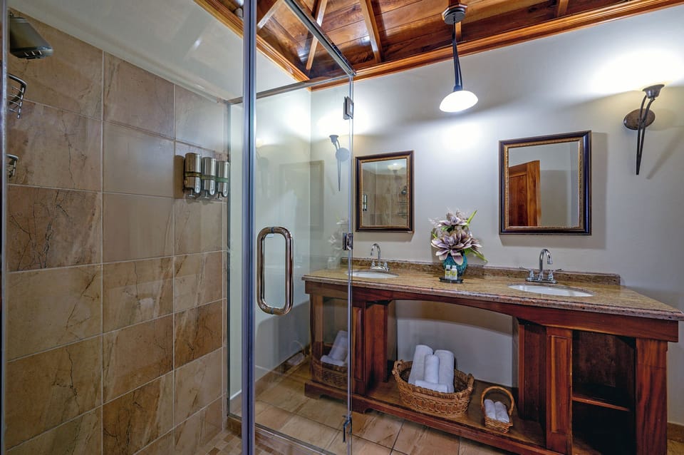 Shower, rainfall showerhead, free toiletries, bathrobes