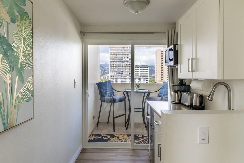 Kitchenette to lanai