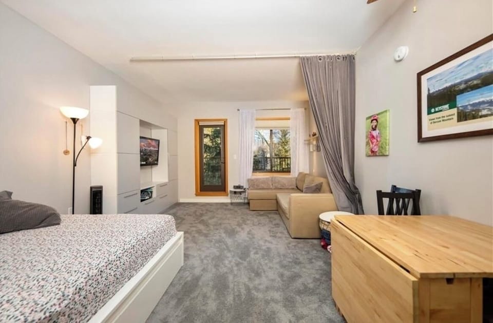 Queen bed, pull out couch, breakfast/dinner table that extends