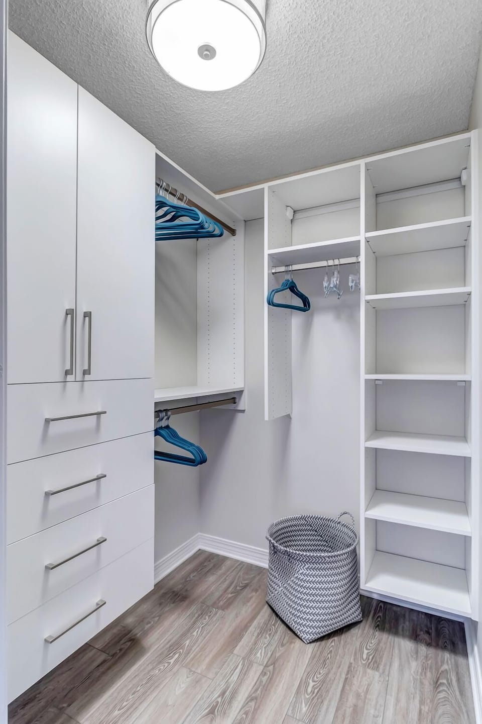 - Organized walk in closet with open shelving, hanging space, and drawer storage
- Ideal for long stays, shopping trips, or families with lots to unpack
- Simple, clean design with room for everyone’s belongings