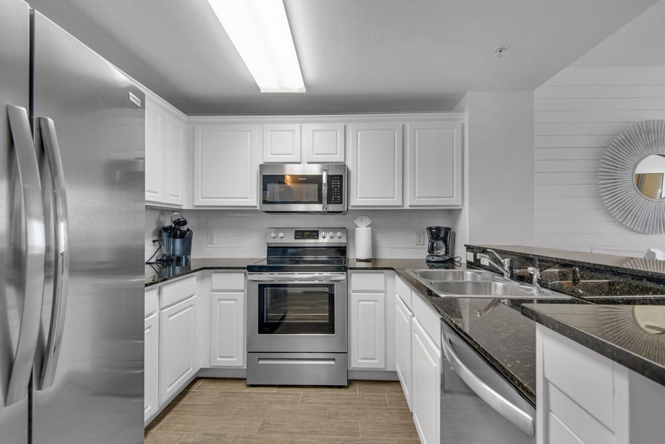 Kitchen - Whether a quick breakfast or a gourmet dinner, this kitchen delivers with modern appliances and full amenities for every meal.