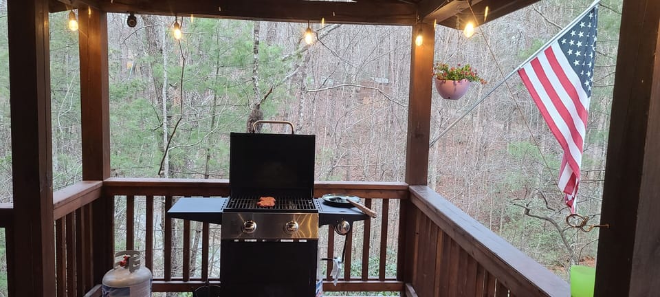 There is also a gas grill on the upper deck,
with outdoor eating table