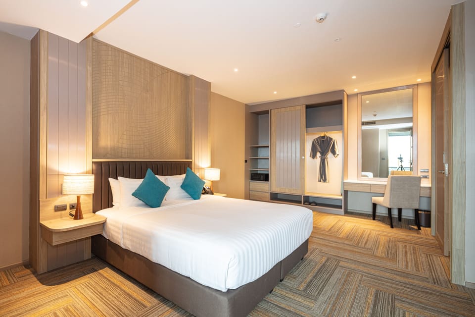 Laguna Executive Suite | Minibar, in-room safe, desk, blackout drapes