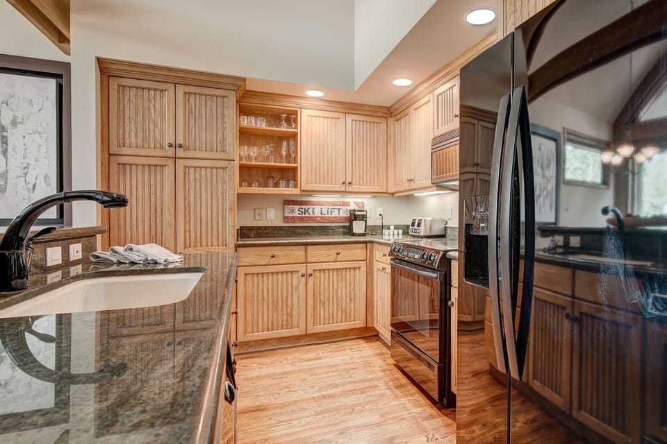 Townhome, 4 Bedrooms | Private kitchen | Oven, coffee/tea maker, toaster