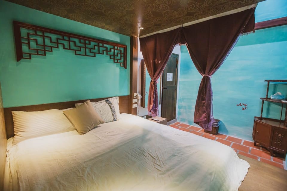 Gallery House | 3 bedrooms, individually furnished, free WiFi, bed sheets