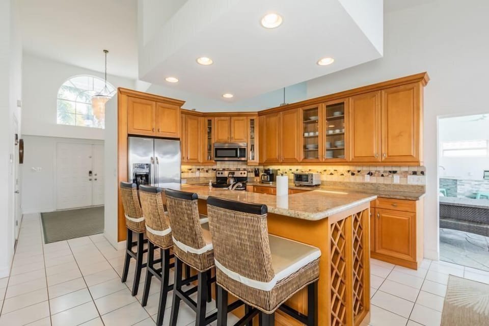 Kitchen and Breakfast bar