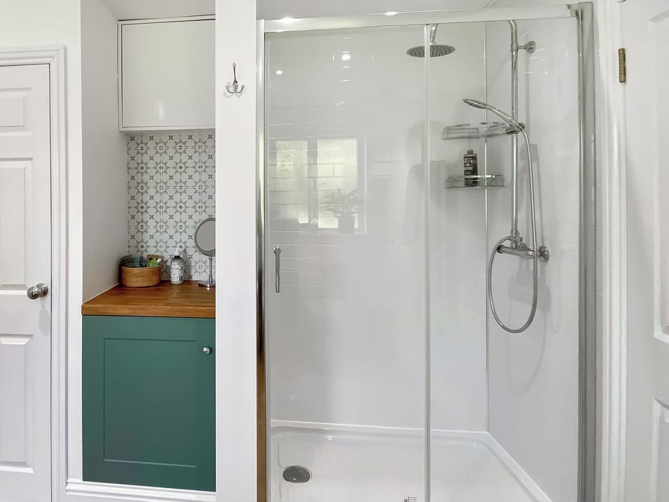 Bathroom | Rose Cottage, Blakemere