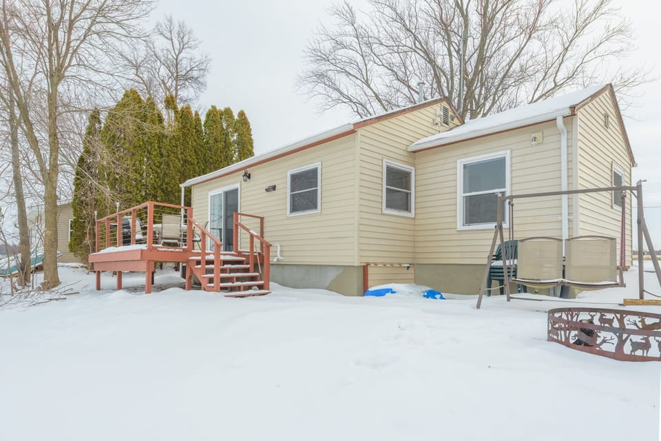Cozy lake house for winter activities.