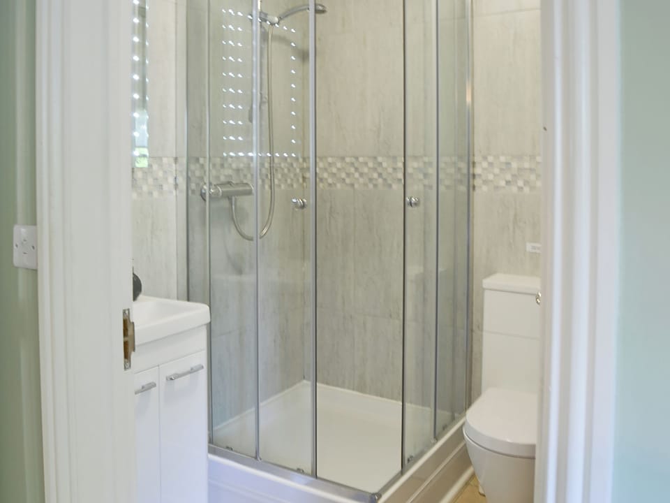 En-suite | Lily Broad Cottage, Rollesby, near Great Yarmouth