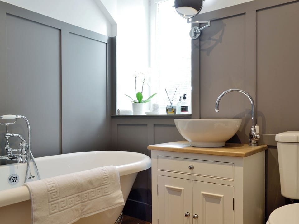 Bathroom | Darroch View, Ballater