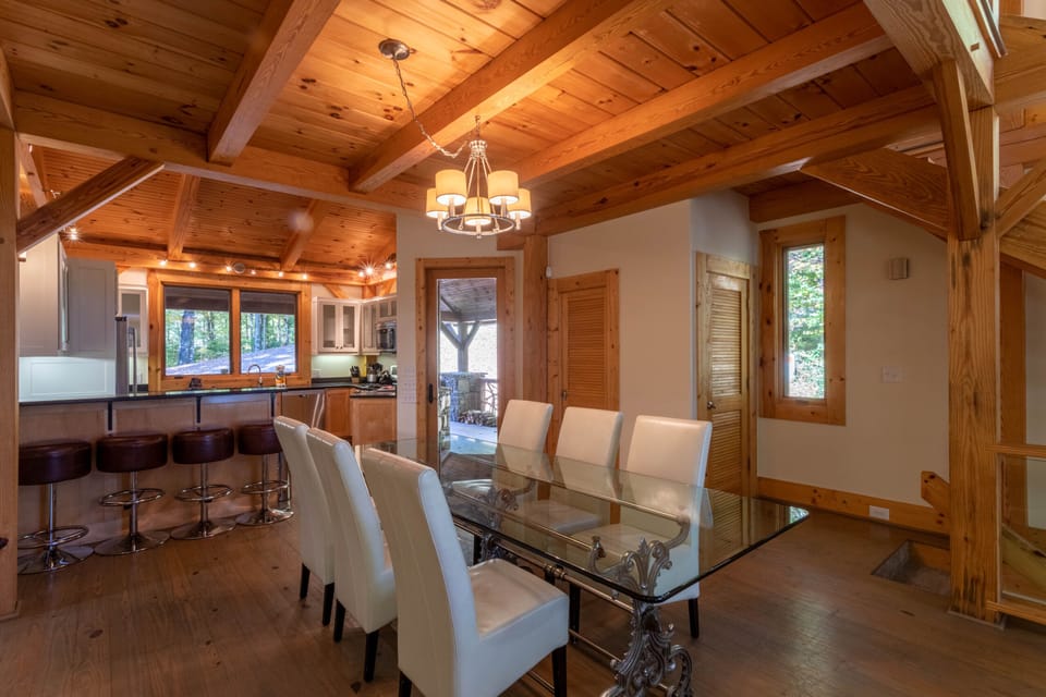 Main level dinning area.