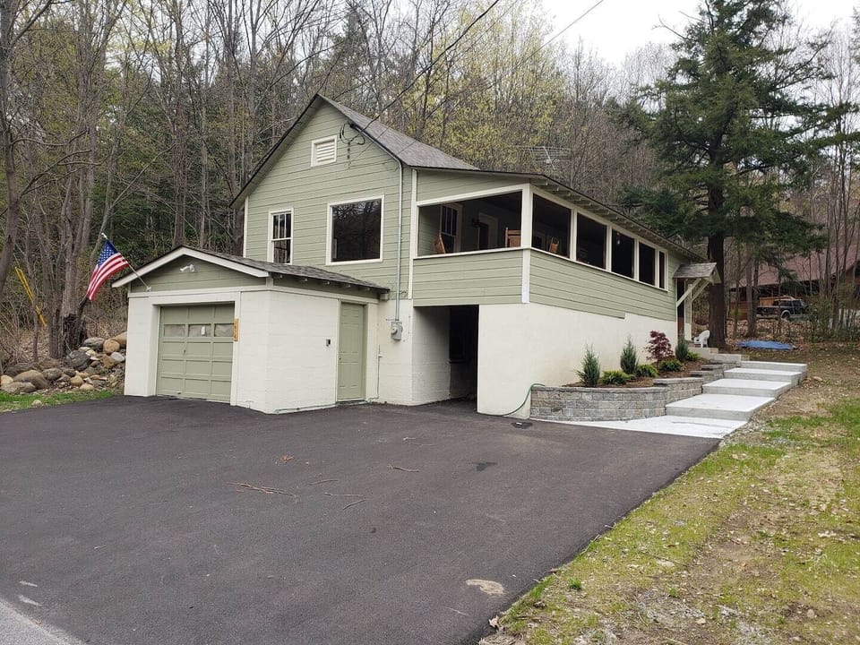 House with parking, porch and parking, 2 minutes to Lake George Village