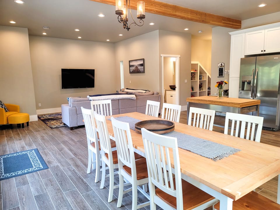 Dining area- seats 10